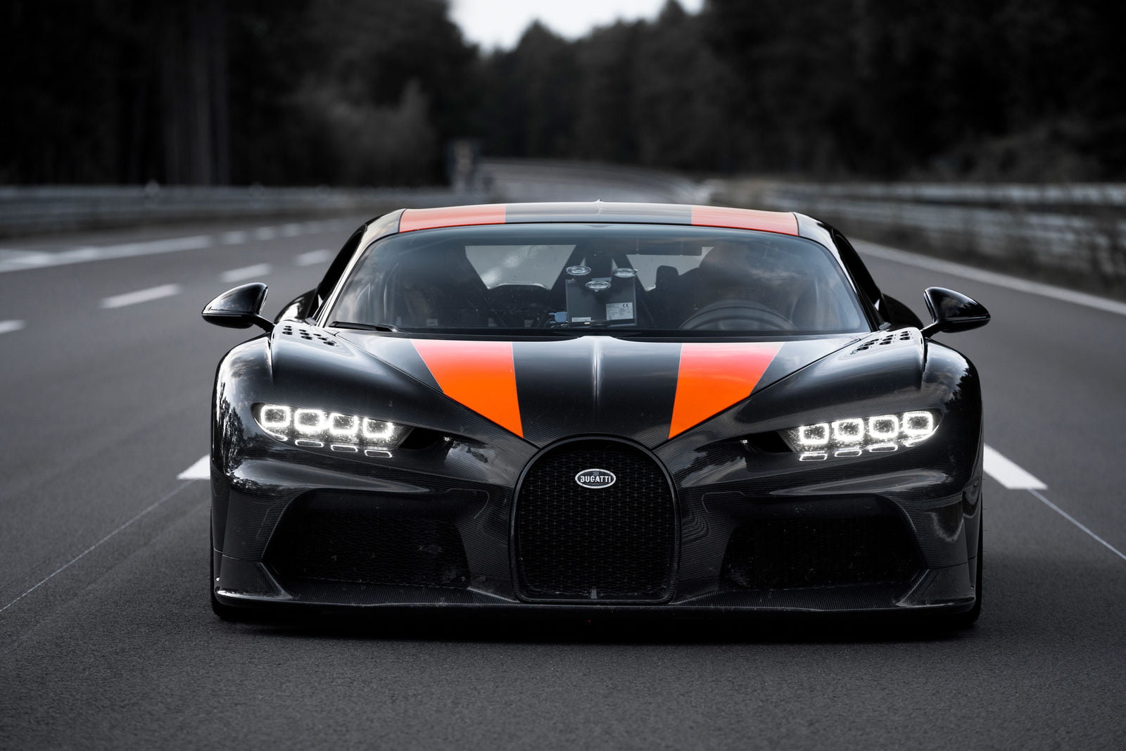Bugatti Chiron: Fastest Car in the World Hits 304.773 MPH